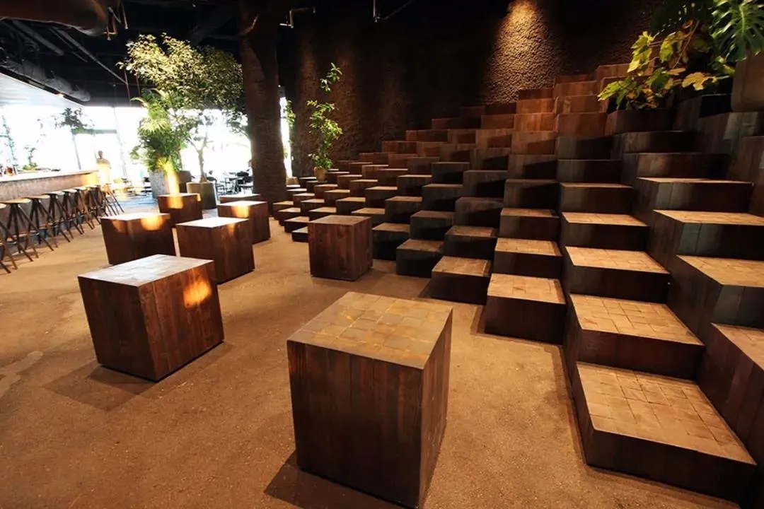 藤县这个日本餐饮空间设计，带你来到热带丛林